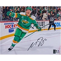 Photo de célébration du maillot vert alternatif autographié de Matthew Boldy (Minnesota Wild), format 16 x 20 pouces