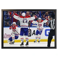 Toile encadrée 20 x 29 de Juraj Slafkovsky, Canadiens de Montréal, célébrant son premier tour du chapeau.