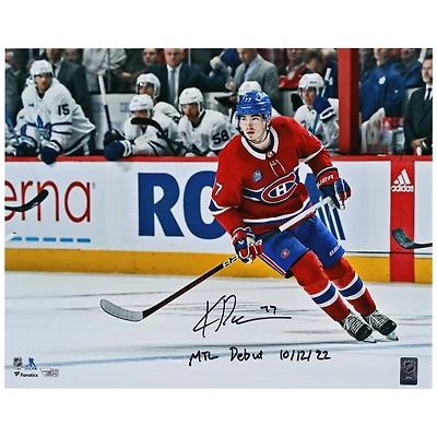Photo autographiée de Kirby Dach, Canadien de Montréal, 40,6 x 50,8 cm, chandail rouge, lors de ses débuts avec l'inscription « Débuts à MTL, 12/10/22 ».