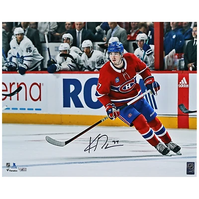 Photo autographiée de Kirby Dach, Canadien de Montréal, maillot rouge des débuts des Canadiens (16 po x 20 po)