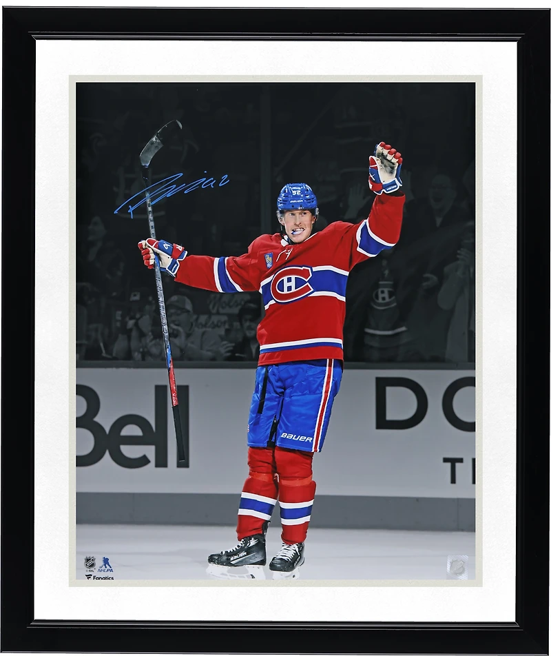 Photo de célébration autographiée de Patrik Laine, Canadien de Montréal, 16 po x 20 po, chandail rouge.