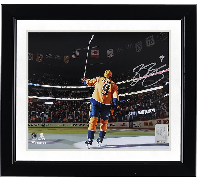 Photo de Filip Forsberg, des Predators de Nashville, autographiée avec un maillot doré de 20 x 25 cm saluant la foule