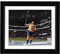 Photo de Filip Forsberg, des Predators de Nashville, autographiée avec un maillot doré de 20 x 25 cm saluant la foule