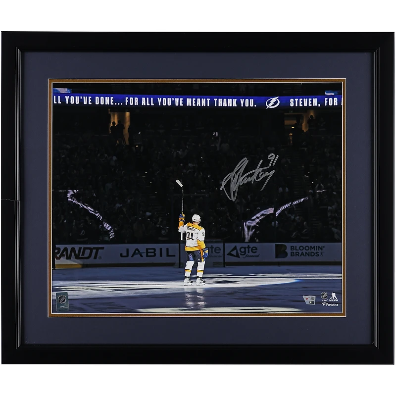 Photo encadrée et autographiée de Steven Stamkos (Predators de Nashville), 40 x 50 cm, lors de son retour à Tampa Bay, avec salut de la foule - Passe-partout en daim