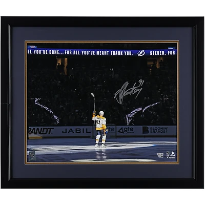 Photo encadrée et autographiée de Steven Stamkos (Predators de Nashville), 40 x 50 cm, lors de son retour à Tampa Bay, avec salut de la foule - Passe-partout en daim