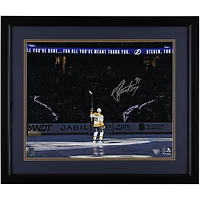 Photo encadrée et autographiée de Steven Stamkos (Predators de Nashville), 40 x 50 cm, lors de son retour à Tampa Bay, avec salut de la foule - Passe-partout en daim