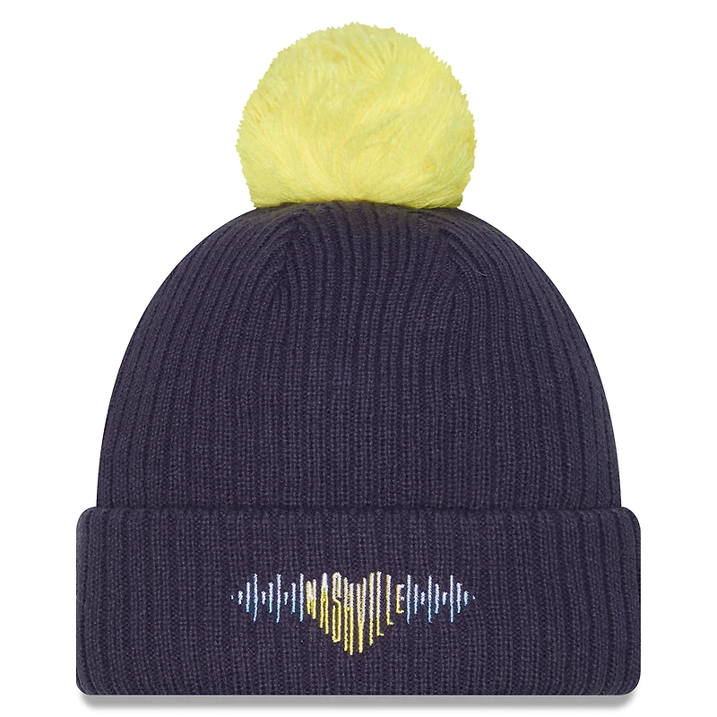 Bonnet en tricot à revers crocheté et pompon pour homme New Era bleu marine Nashville SC 2025