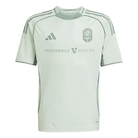 Haut d'avant-match adidas vert clair Nashville SC 2025 One Planet pour jeunes