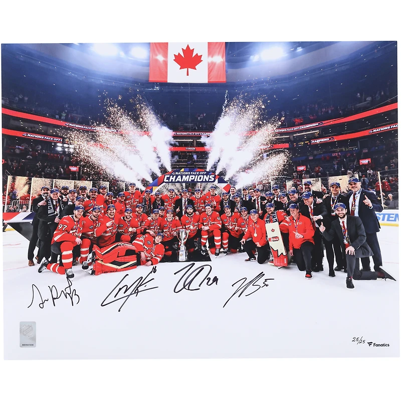 Photographie autographiée de 40,6 x 50,8 cm de Nathan MacKinnon, Cale Makar, Sam Reinhart et Jordan Binnington, championne du Canada, pour célébrer le tournoi des 4 Nations - Édition limitée n° 25/25