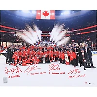 Photographie autographiée de 40,6 x 50,8 cm de Nathan MacKinnon, Cale Makar, Sam Reinhart et Jordan Binnington, championne du Canada, avec plusieurs inscriptions - Édition limitée de 5 exemplaires