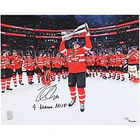 Photographie autographiée de 16" x 20" de Nathan MacKinnon Canada pour célébrer le titre de champion du tournoi des 4 Nations avec l'inscription « MVP des 4 Nations » - Édition limitée n° 25/25