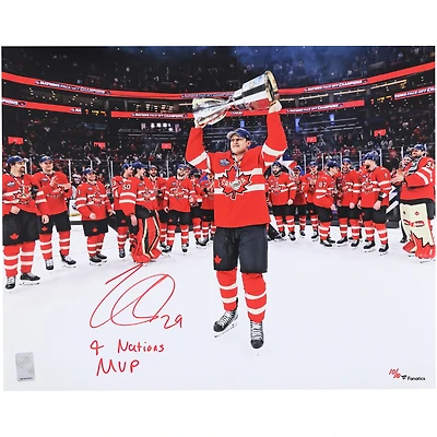 Photographie autographiée de 16" x 20" de Nathan MacKinnon Canada pour célébrer le titre de champion du tournoi des 4 Nations avec l'inscription « MVP des 4 Nations » - Signée à l'encre rouge - Édition limitée n° 10/10