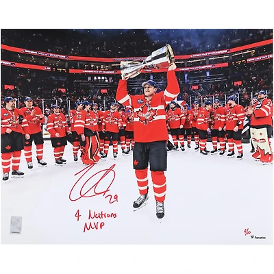 Photographie autographiée par Nathan MacKinnon Canada, 16" x 20" (40 x 50 cm), célébration des champions du tournoi des 4 Nations, avec inscription « 4 Nations MVP » - Signée à l'encre rouge - Édition limitée à 10 exemplaires