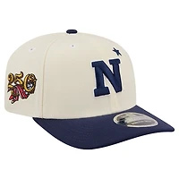 Casquette ajustable New Era blanche et marine pour homme, modèle 9SEVENTY, commémorant le 250e anniversaire des Midshipmen de la Marine américaine.