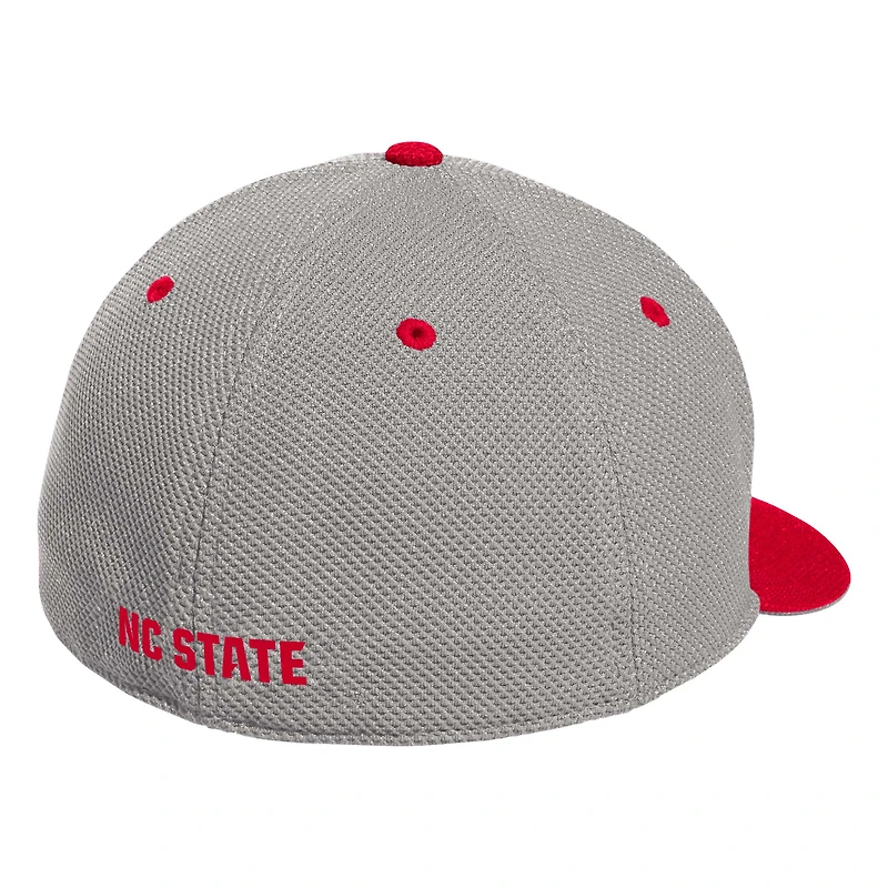 Casquette de baseball ajustée sur le terrain adidas NC State Wolfpack pour hommes rouge