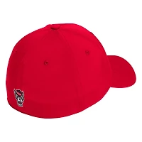Casquette flexible avec logo NC State Wolfpack Locker Room adidas rouge pour hommes