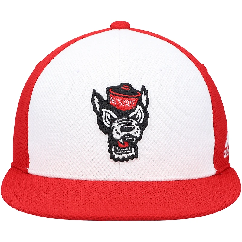 Casquette de baseball ajustée adidas NC State Wolfpack On-Field pour hommes, blanche