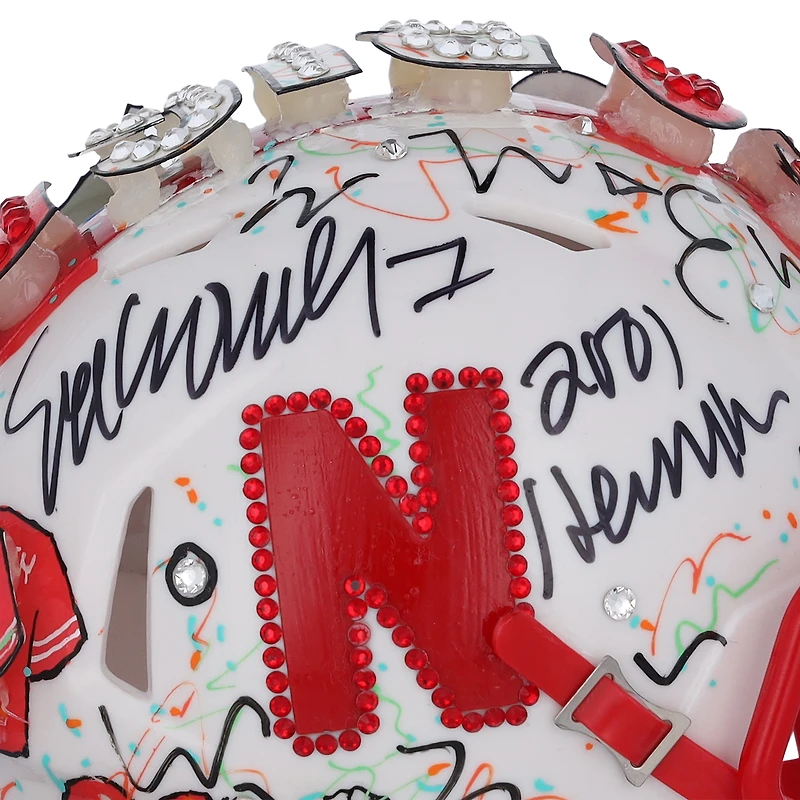 Casque Riddell Speed ​​Mini autographié par Eric Crouch des Nebraska Huskers avec inscription « 2001 Heisman » - Illustration de Charles Fazzino - XP14013019