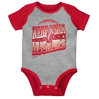 Ensemble de 3 bodys, bavoirs et chaussons Mitchell & Ness Scarlet/Heather Grey Nebraska Huskers pour bébé