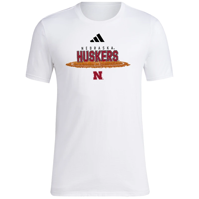 T-shirt adidas Nebraska Huskers Softball Pitcher's Circle blanc pour hommes