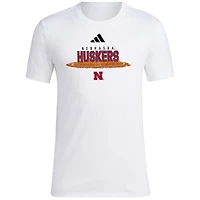 T-shirt adidas Nebraska Huskers Softball Pitcher's Circle blanc pour hommes