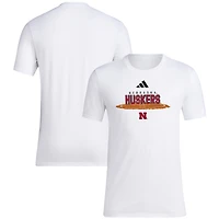 T-shirt adidas Nebraska Huskers Softball Pitcher's Circle blanc pour hommes