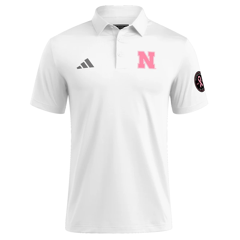 Polo adidas blanc pour homme des Nebraska Huskers Wear Pink la sensibilisation au cancer du sein
