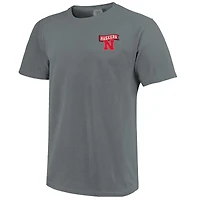 T-shirt unisexe Scarlet Nebraska Huskers Hyper Local Farming Flag Skyline