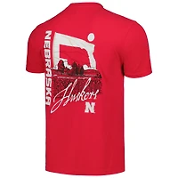T-shirt unisexe Scarlet Nebraska Huskers Hyper Local Farming Flag Skyline