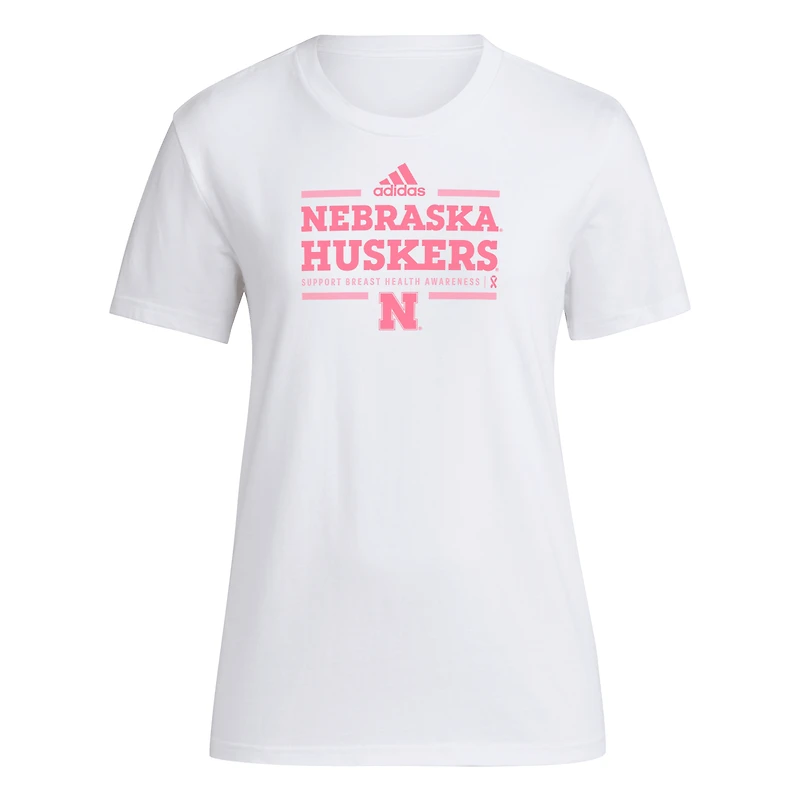 T-shirt adidas blanc pour femme Nebraska Huskers 2024 Breast Cancer Awareness Pregame