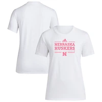 T-shirt adidas blanc pour femme Nebraska Huskers 2024 Breast Cancer Awareness Pregame