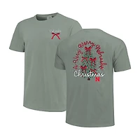 T-shirt de Noël vert clair pour femmes Nebraska Huskers, motif sapin Noël, couleurs confortables