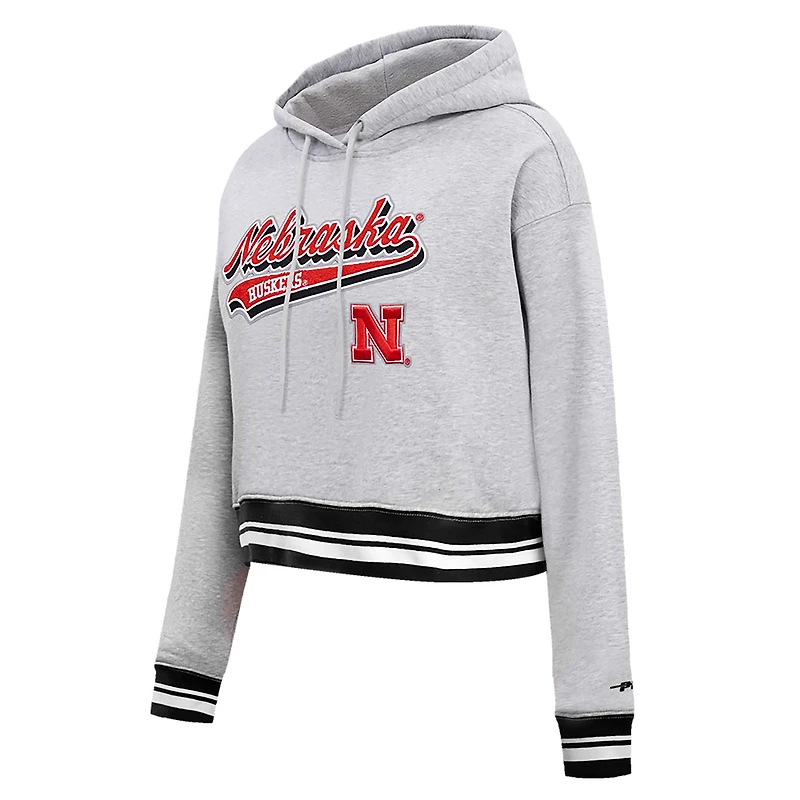 Pull à capuche court en polaire Pro Standard Heather Grey Nebraska Huskers Script Tail pour femmes