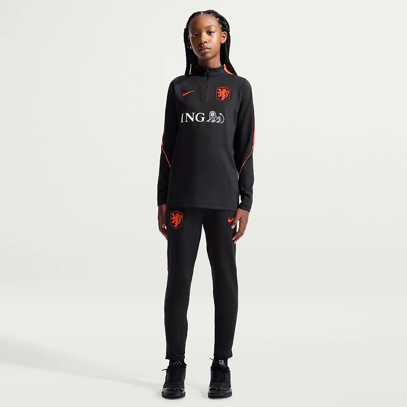 Haut d'entraînement à manches longues et fermeture éclair 1/4 Nike Strike Dri-FIT pour jeunes, équipe nationale des Pays-Bas 2026, noir