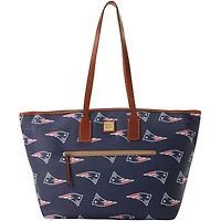 Dooney & Bourke New England Patriots Sporty Monogram Grand sac fourre-tout zippé