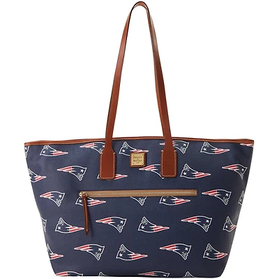 Dooney & Bourke New England Patriots Sporty Monogram Grand sac fourre-tout zippé