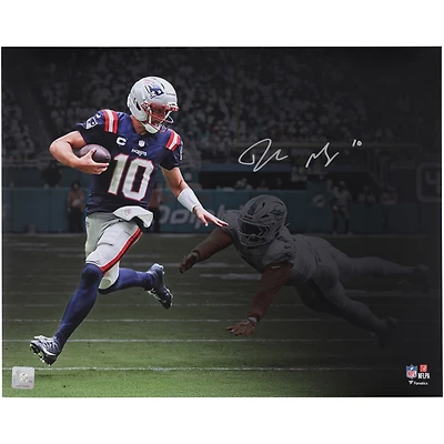 Photo dédicacée de Drake Maye (New England Patriots) - 40 x 50 cm (Stiff Arm vs. Dolphins)