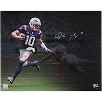 Photo dédicacée de Drake Maye (New England Patriots) - 40 x 50 cm (Stiff Arm vs. Dolphins)