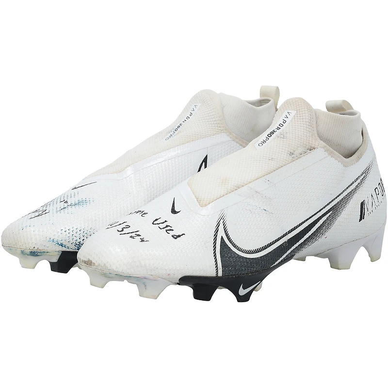Crampons Nike blancs portés par Drake Maye, des New England Patriots, lors du match contre les Tennessee Titans le 3 novembre 2024. Inscription : « Portés en match le 11».