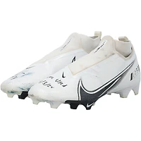 Crampons Nike blancs portés par Drake Maye, des New England Patriots, lors du match contre les Tennessee Titans le 3 novembre 2024. Inscription : « Portés en match le 11».