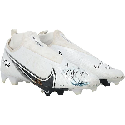 Crampons Nike blancs portés par Drake Maye, des New England Patriots, lors du match contre les Tennessee Titans le 3 novembre 2024. Inscription : « Portés en match le 11».