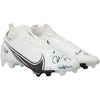 Crampons Nike blancs portés par Drake Maye, des New England Patriots, lors du match contre les Tennessee Titans le 3 novembre 2024. Inscription : « Portés en match le 11».