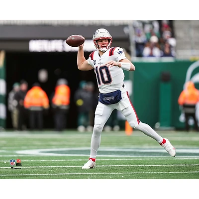 Drake Maye, joueur non signé des New England Patriots (semaine 17 de la saison 2025), lance une passe contre les York Jets (photo).