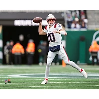 Drake Maye, joueur non signé des New England Patriots (semaine 17 de la saison 2025), lance une passe contre les York Jets (photo).