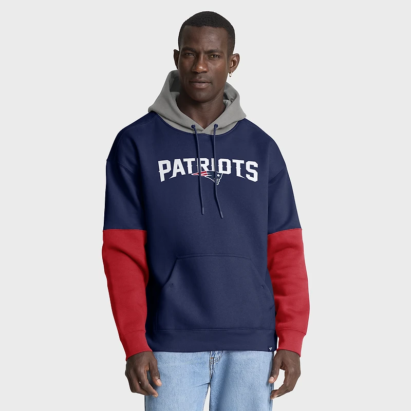 Sweat à capuche Fanatics bleu marine/rouge pour homme avec logo casque des New England Patriots