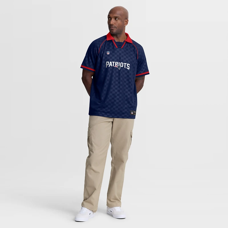 Polo raglan à col en V Fanatics bleu marine/rouge New England Patriots Homerun pour homme