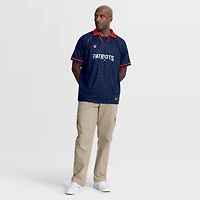 Polo raglan à col en V Fanatics bleu marine/rouge New England Patriots Homerun pour homme