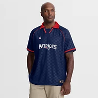 Polo raglan à col en V Fanatics bleu marine/rouge New England Patriots Homerun pour homme