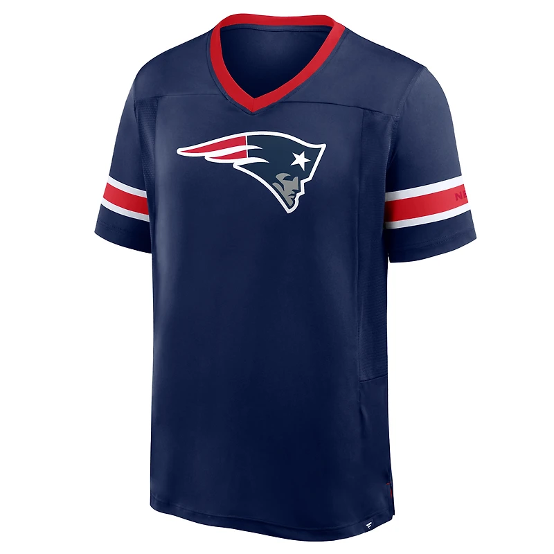 T-shirt col V Hashmark Premium Fanatics bleu marine New England Patriots Hometown pour homme
