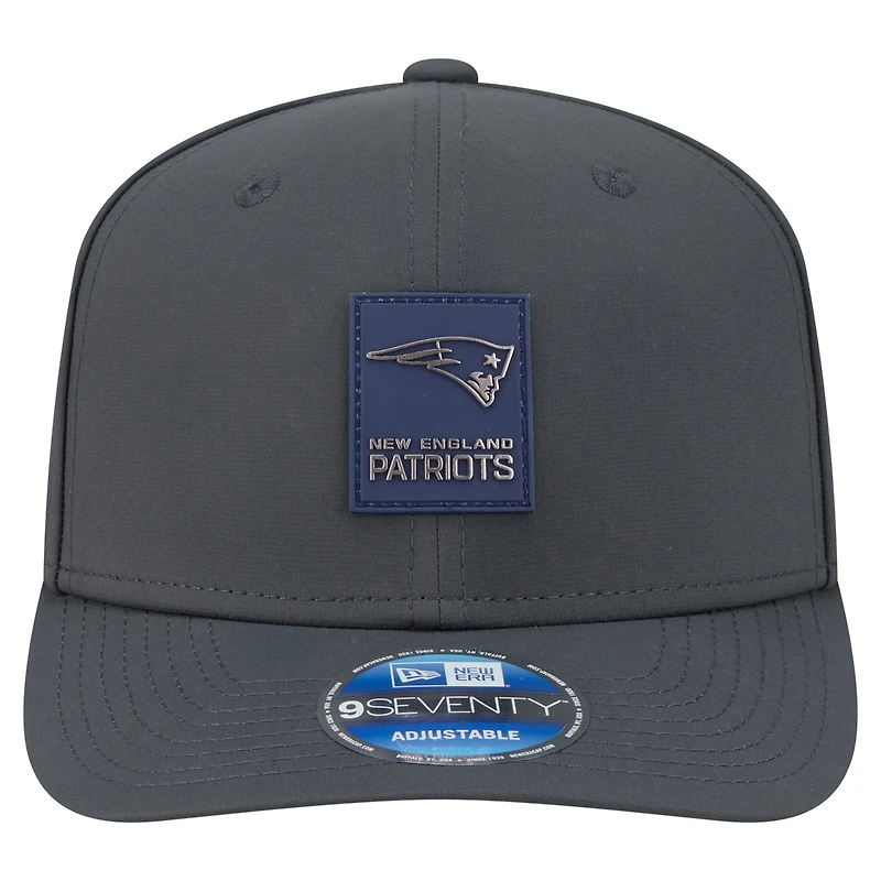 Casquette ajustable New Era anthracite New England Patriots 2025 Sideline pour temps froid 9SEVENTY